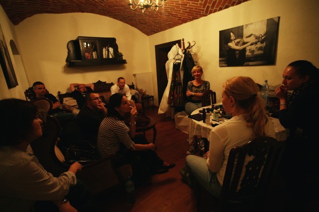 IMG_6142 nasza najwspaialsza Basia pod słońcem przywiozła swoje kreacje i zaczęliśmy dzień od opowieści o jej pracy, a Paula opowiadała o pracy wizażystki