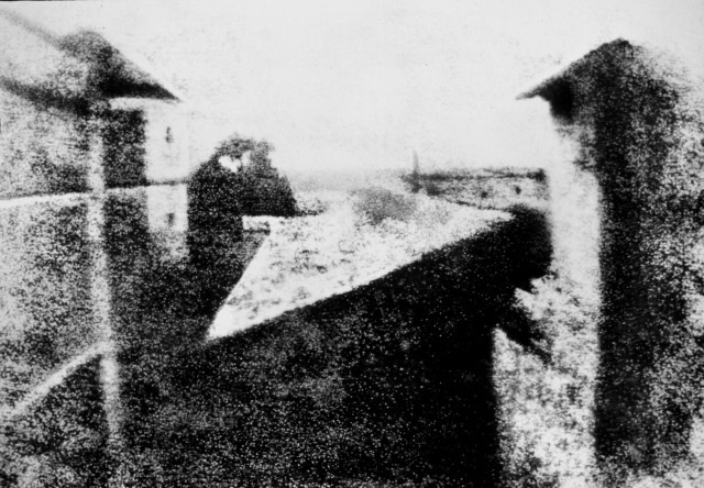 View_from_the_Window_at_Le_Gras,_Joseph_Nicéphore_Niépce Widok z okna w Le Gras – pierwsza, udana, trwała fotografia wykonana przez Nicéphore Niépce w 1826, naświetlana była 8 godzin