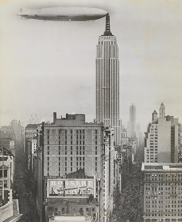 Scena absurdalna?, nie do końca: antenę Empire State Building faktycznie zaprojektowano do dokowania sterowców, jednak finalnie przystań powietrzna nigdy nie przyjęła pasażerów - zdjęcie jest sfabrykowane, sterowiec nadmiernie duży, mimo to fotografię tę opublikowało wiele gazet, autor nieznany, 1930 Scena absurdalna?, nie do końca: antenę Empire State Building faktycznie zaprojektowano do dokowania sterowców, jednak finalnie przystań powietrzna nigdy nie przyjęła pasażerów - zdjęcie jest sfabrykowane, sterowiec nadmiernie duży, mimo to fotografię tę opublikowało wiele gazet, autor nieznany, 1930