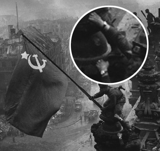 Zdjęcie - symbol - żołnierze zwycięskiej armii czerwonej wieszają flagę na dachu Reichstagu - gdy przyjrzymy się, jeden z triumfujących żołnierzy ma na ręku "łupy wojenne", oczywiście nam pokazywano zdjęcia bez tych zgrabionych ozdób. Zdjęcie - symbol - żołnierze zwycięskiej armii czerwonej wieszają flagę na dachu Reichstagu - gdy przyjrzymy się, jeden z triumfujących żołnierzy ma na ręku "łupy wojenne", oczywiście nam pokazywano zdjęcia bez tych zgrabionych ozdób.